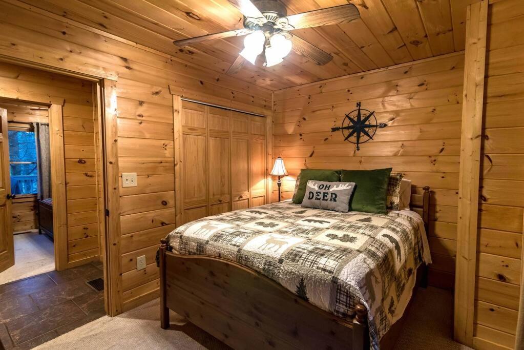 Private Creekside Cabin+Hot Tub,Pool Table, & Pets Ellijay Exterior photo