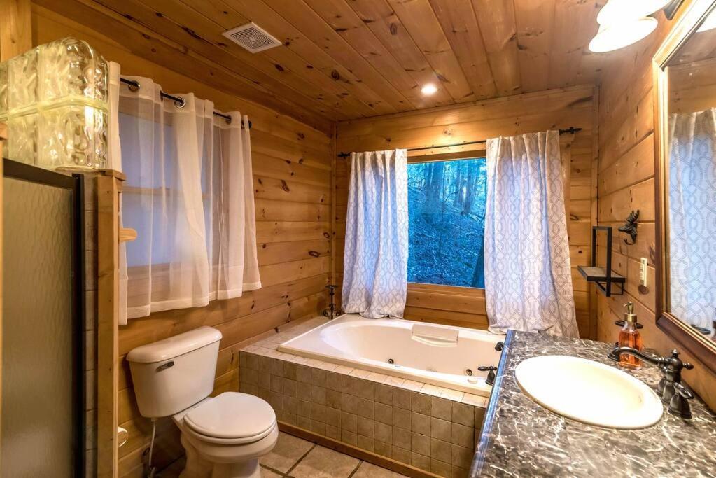 Private Creekside Cabin+Hot Tub,Pool Table, & Pets Ellijay Exterior photo