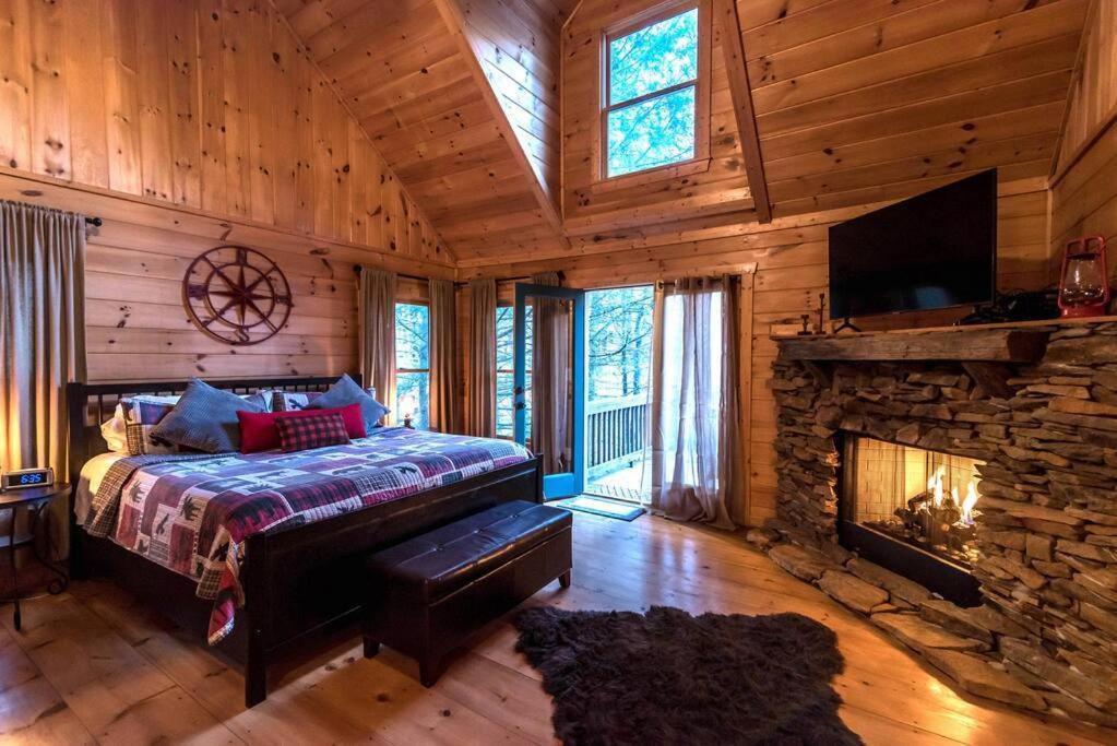 Private Creekside Cabin+Hot Tub,Pool Table, & Pets Ellijay Exterior photo