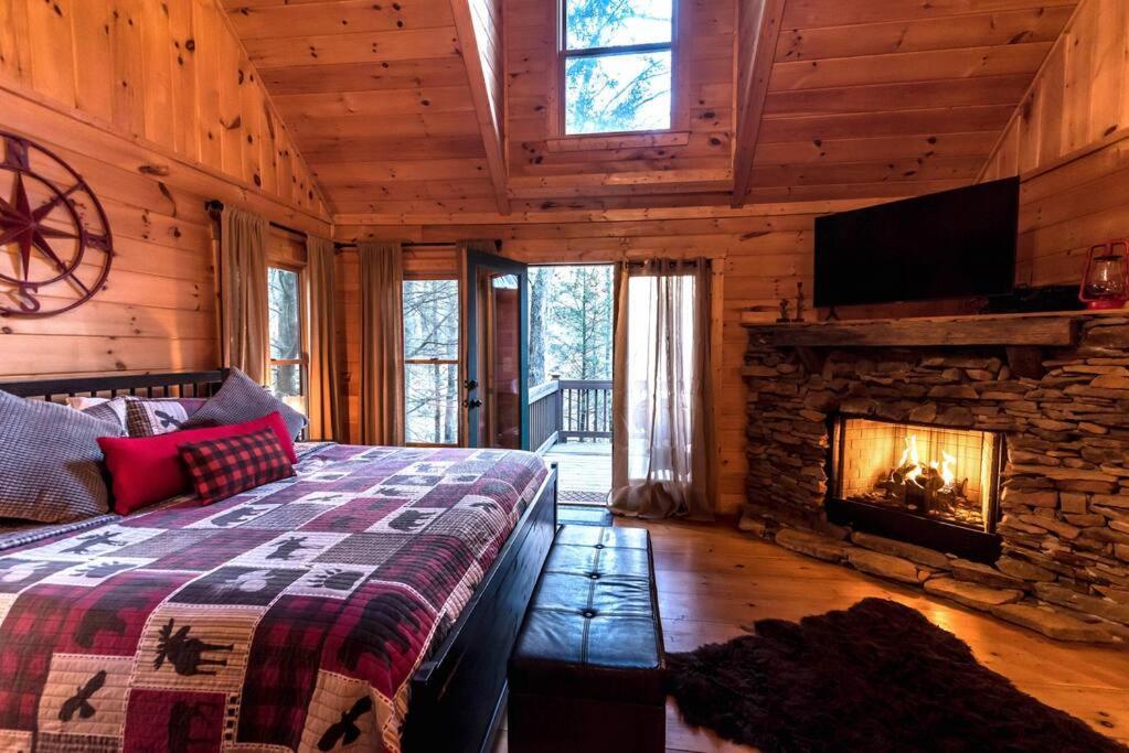 Private Creekside Cabin+Hot Tub,Pool Table, & Pets Ellijay Exterior photo